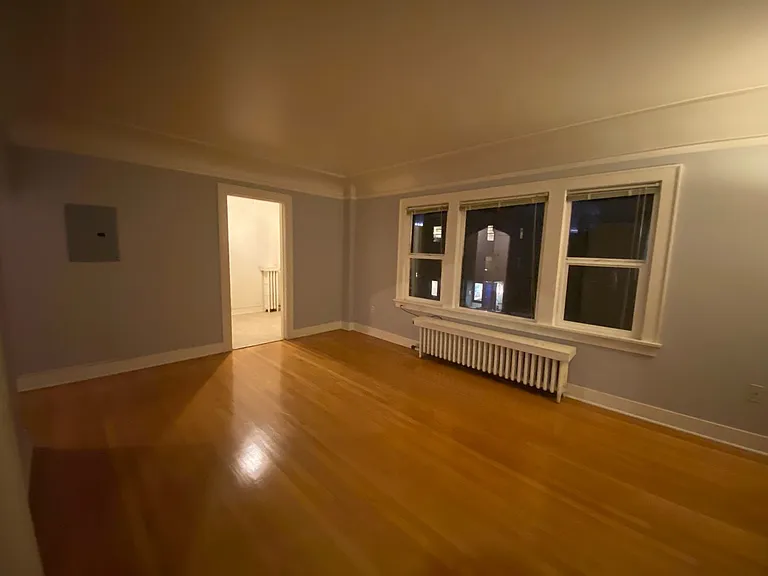 Broadway Crest Apartments — Photo 15