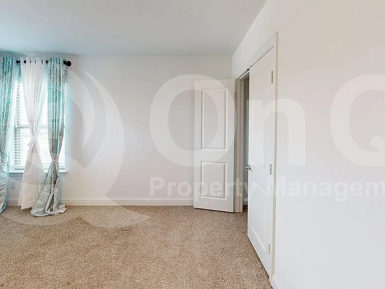112 Baker St — Photo 8