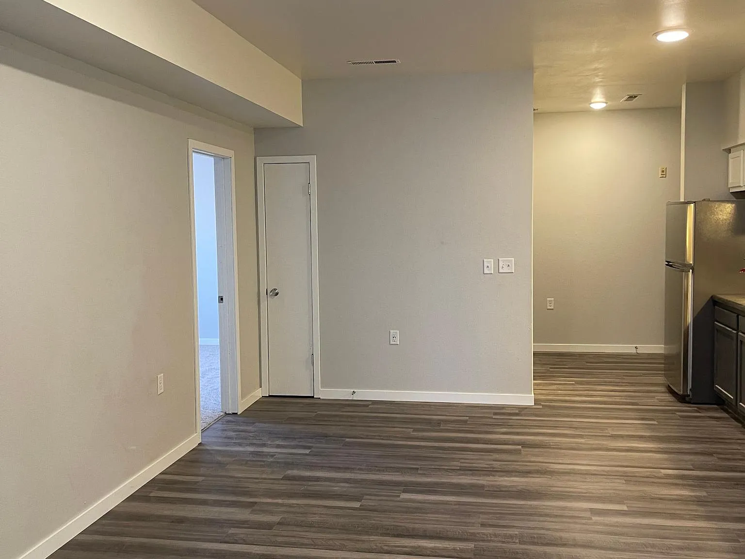 325 E College St — Photo 4