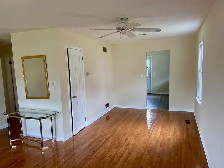 94 Jonathan Dr — Photo 5