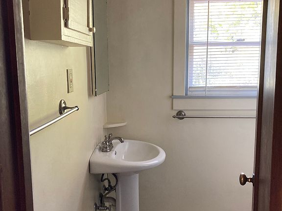 4th image of 276 Hillcrest St