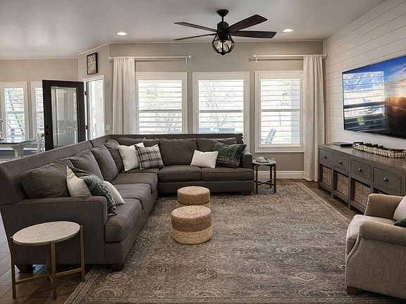 3rd image of 211 E Swallowtail Ln