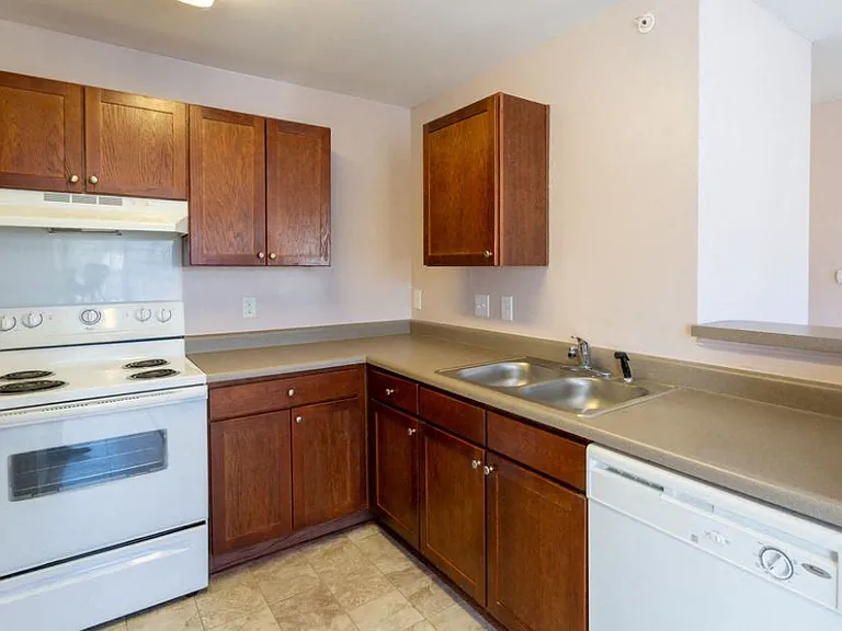 Brooke Pointe Manor Apartments — Photo 5