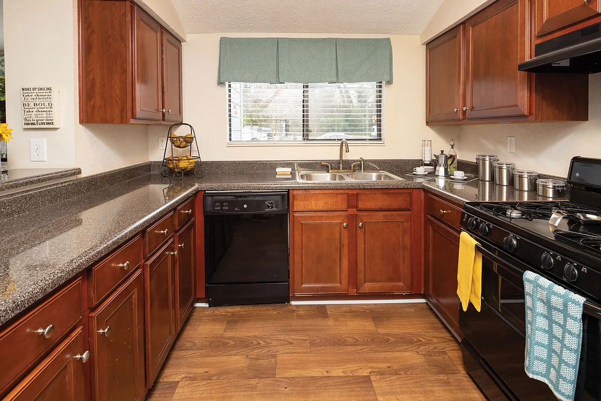 Chatsworth Apartments — Photo 1