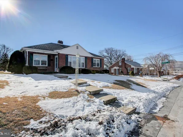 22 W Fairview Ave, Mercersburg, PA 17236