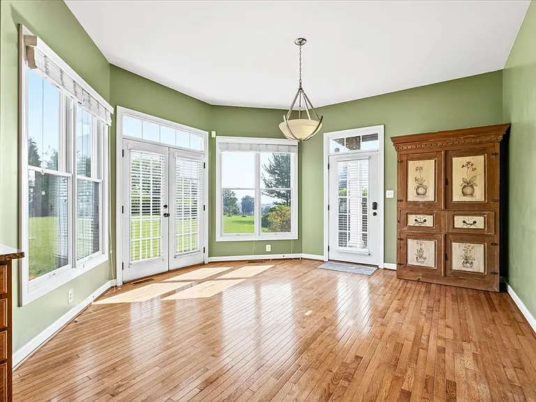 Dining area adjacent to kitchen