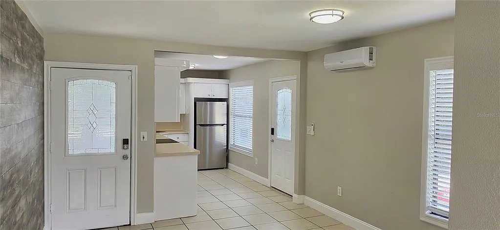 3 bed, 1.0 bath, 1059 sqft, $2,100 — Photo 4