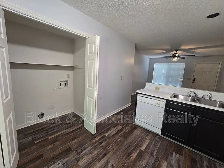 606 English Ct — Photo 3