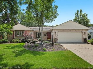 828 Thurber Dr, Troy, MI