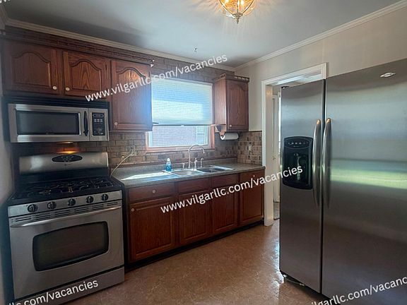 4th image of 7610 Manor Ave