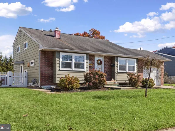 15 Sweetbriar Ln, Bordentown, NJ 08505