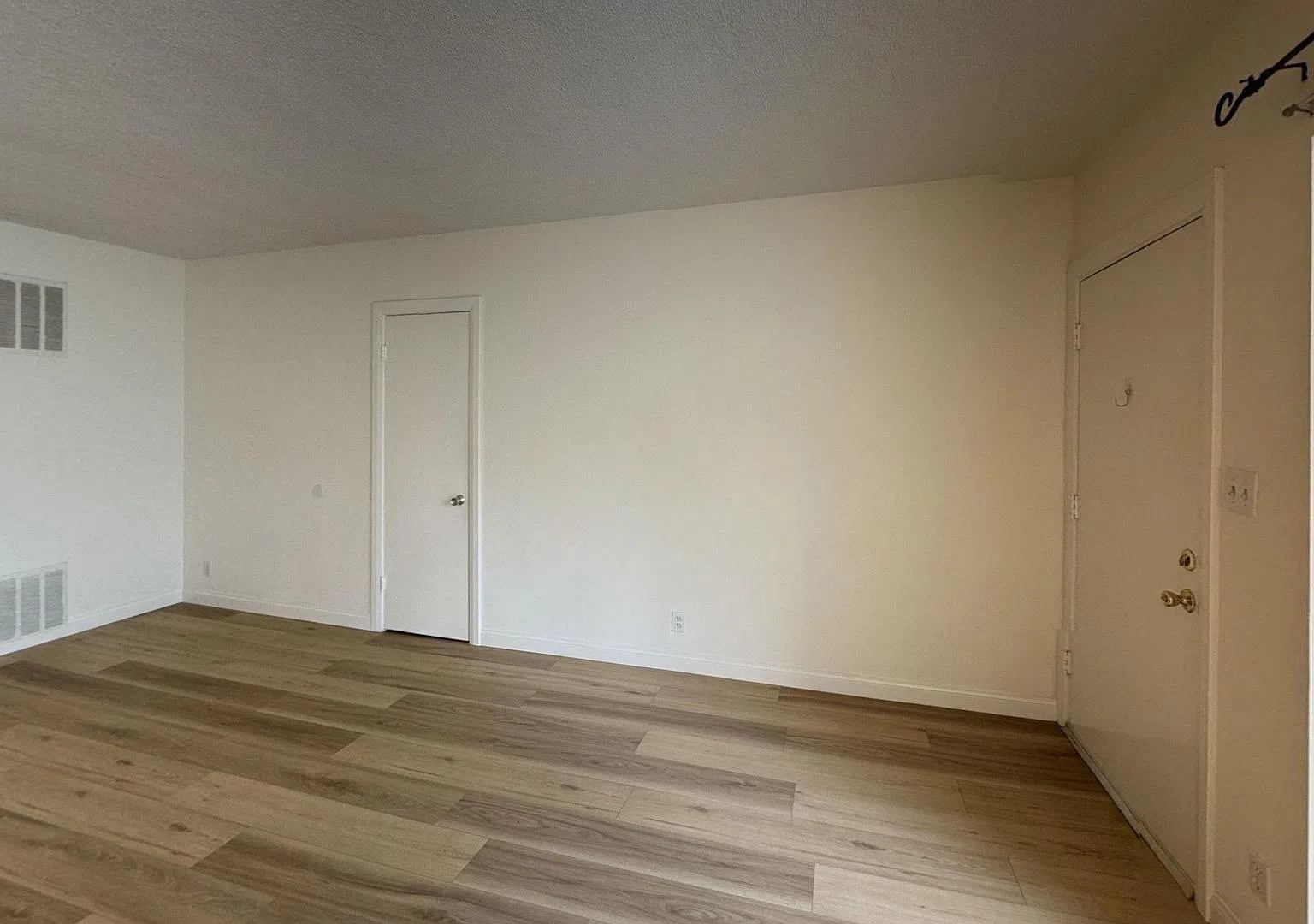 Bright Westside 1 Bedroom W/Private Patio + Pool Access — Photo 4