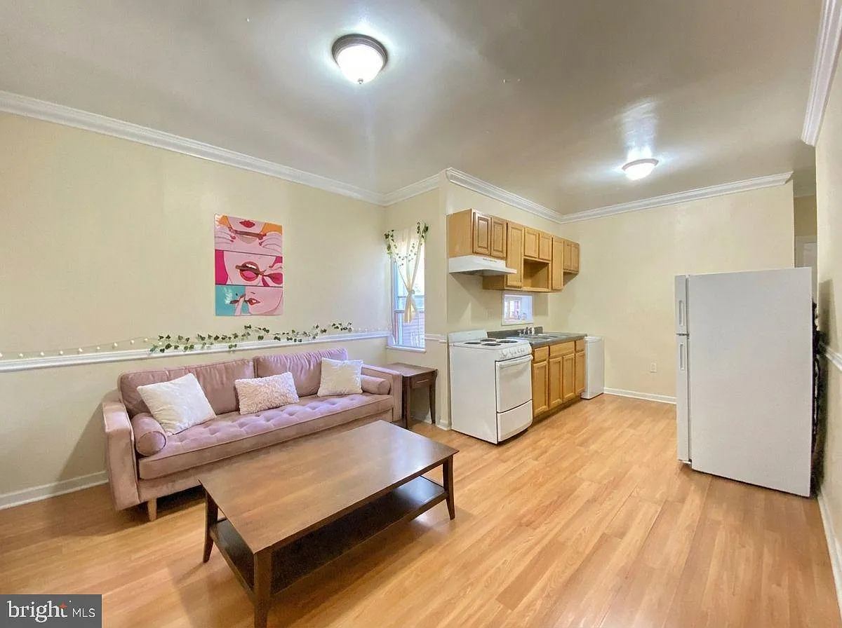 3 bed, 700 sqft, $1,150 — Photo 1