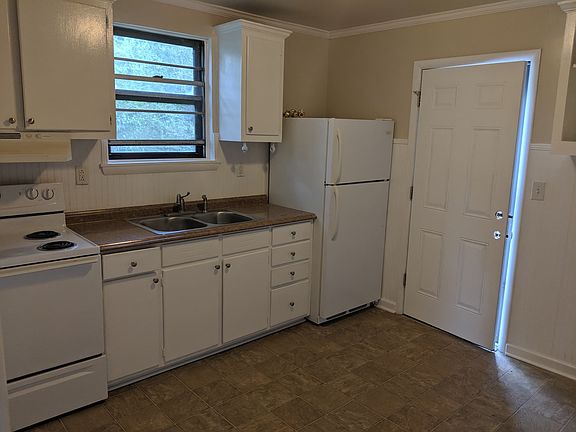 3rd image of 1921 Dahlia Cir