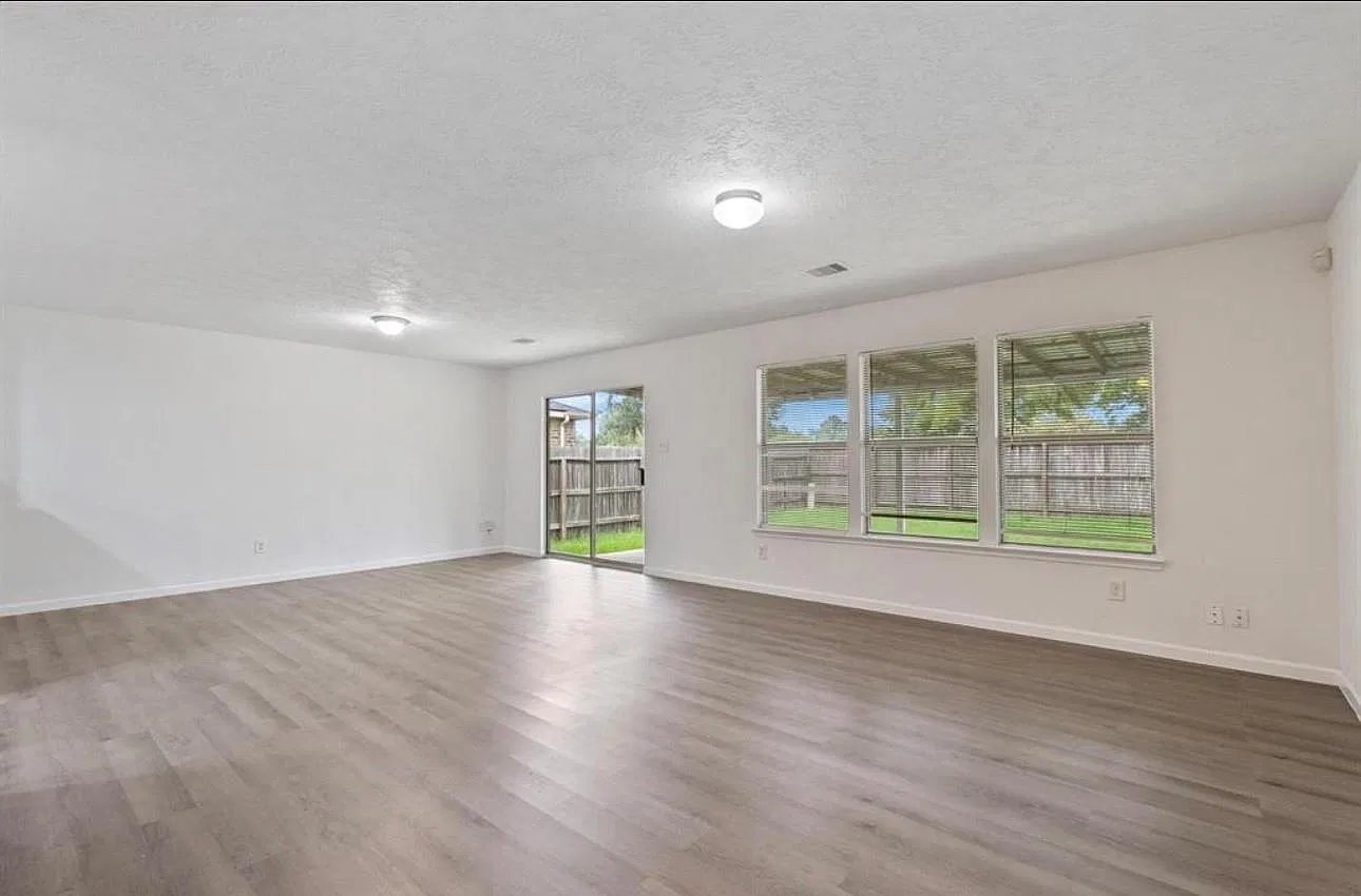 5 bed, 2.5 bath, 3415 sqft, $2,999 — Photo 2