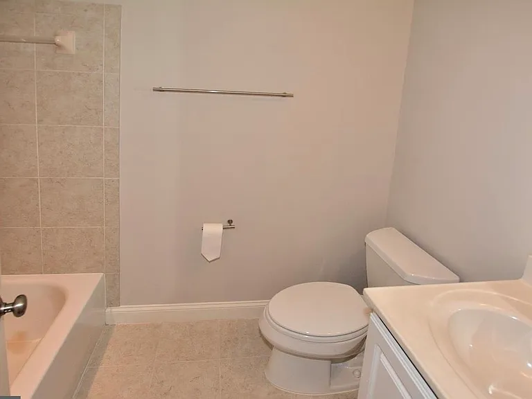 103 Washington Square Ct — Photo 2