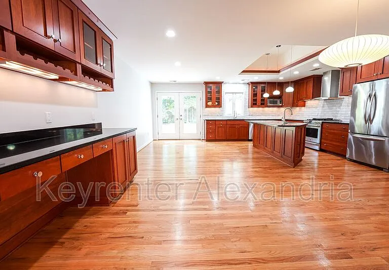 906 Neal Dr — Photo 8