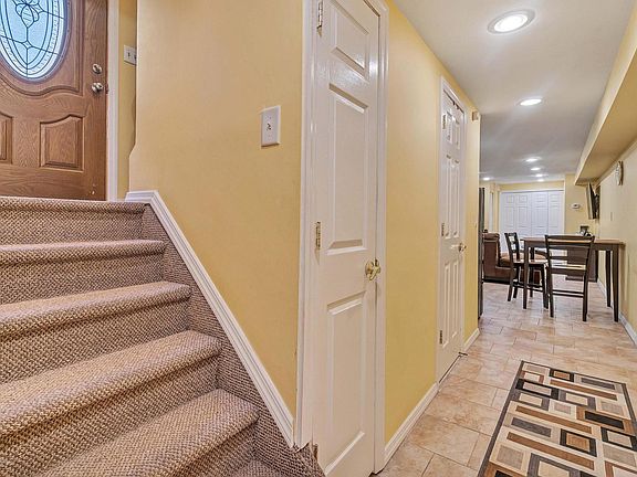 5th image of 472 Jefferson Ave #1