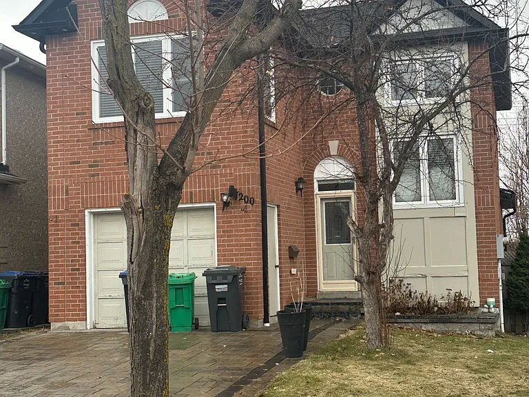 7200 Harding Cres — Photo 2