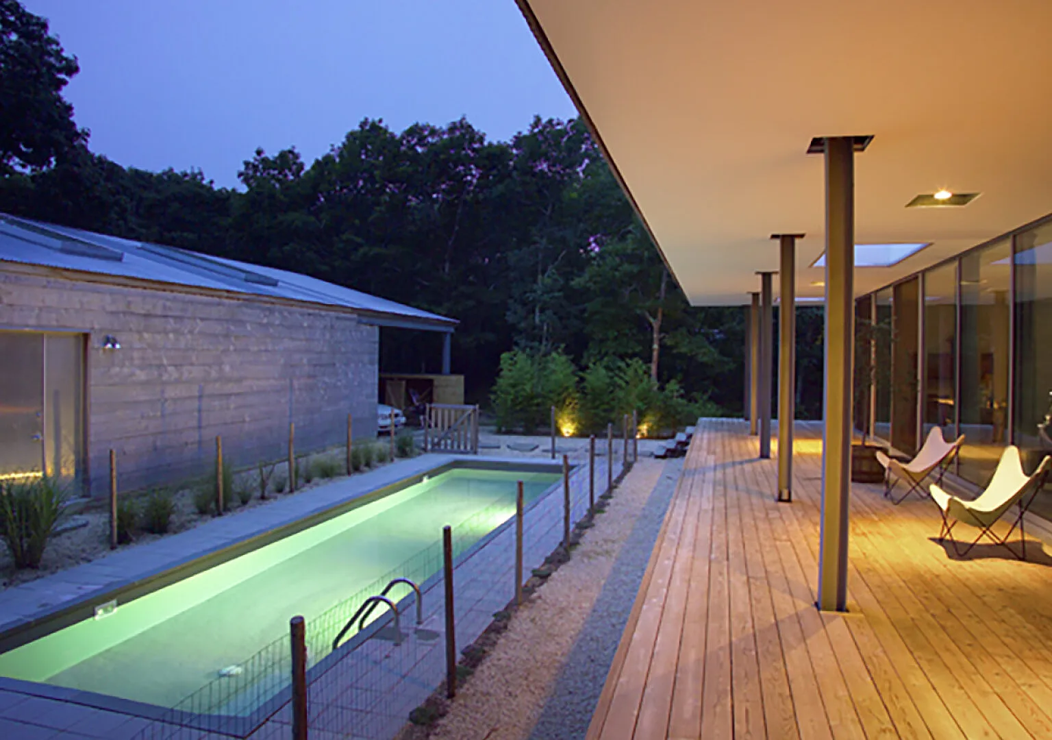Modern home, stunning pool, covered deck, outdoor shower — Photo 2