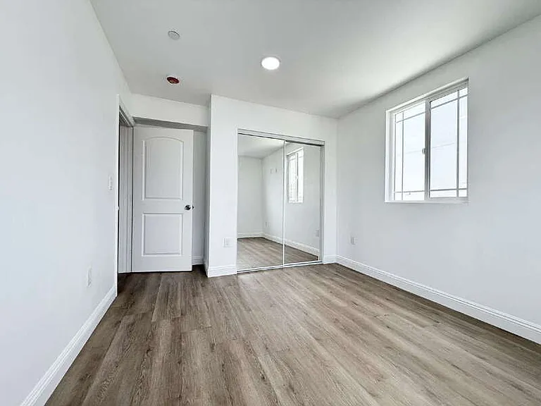 1731 E 68th St #B — Photo 11