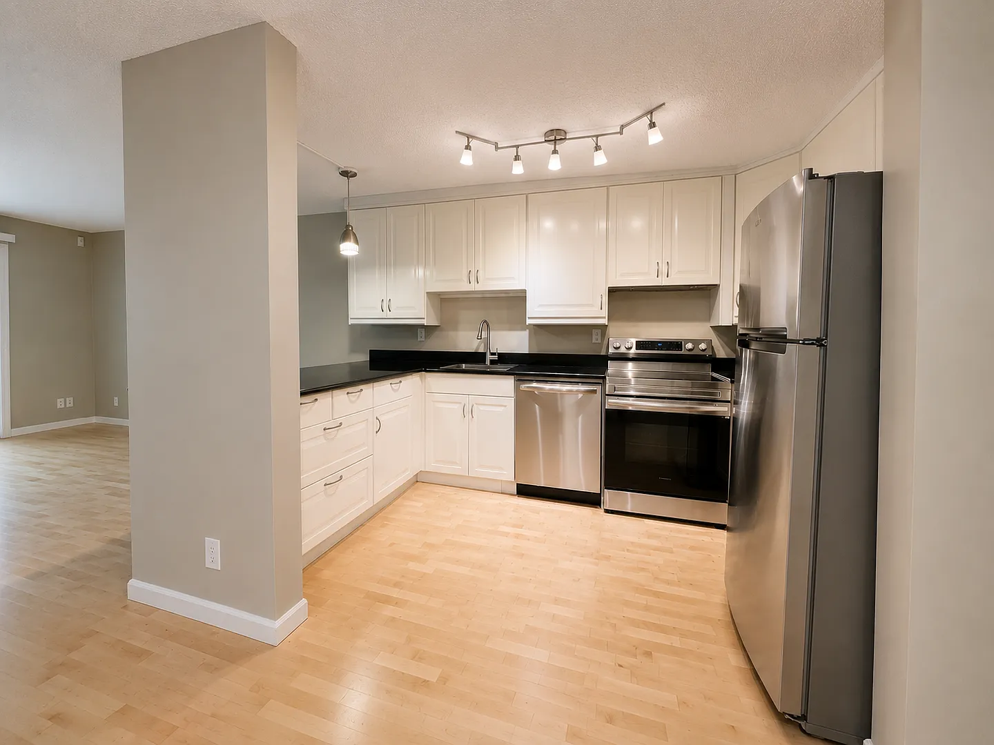 Live Next to Washington Park! Spacious 2-Bedroom Condo with Pool! — Photo 3