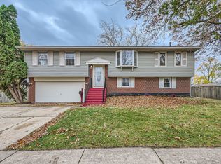303 Audubon Rd, Streamwood, IL 60107