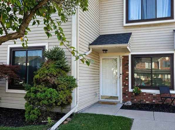 30607 Hidden Pines Ln, Roseville, MI 48066