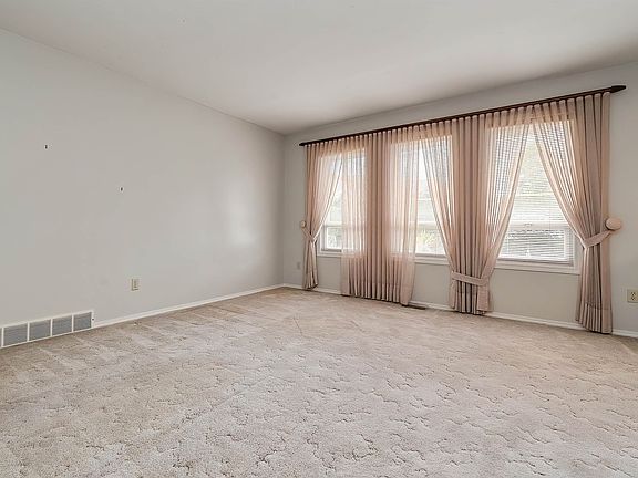4th image of 46634 Elliott Ave