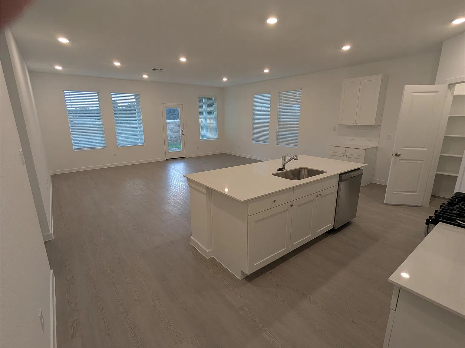 3 bed, 2.0 bath, 1715 sqft, $2,195 — Photo 4