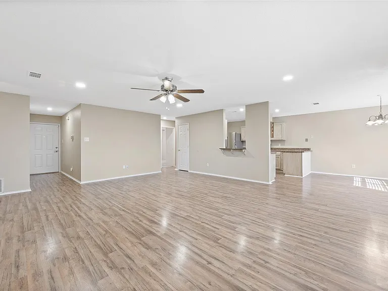 210 Mesquite Cir — Photo 10