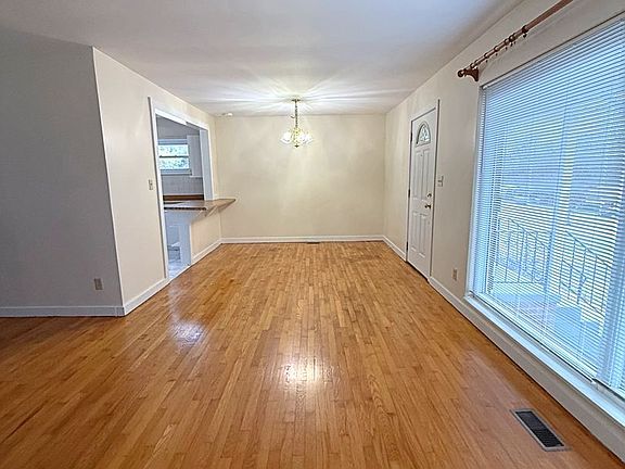 4th image of 1411 Belleville Ave