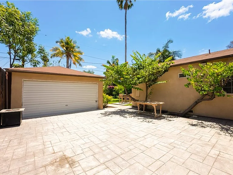 4722 Ventura Canyon Ave — Photo 34