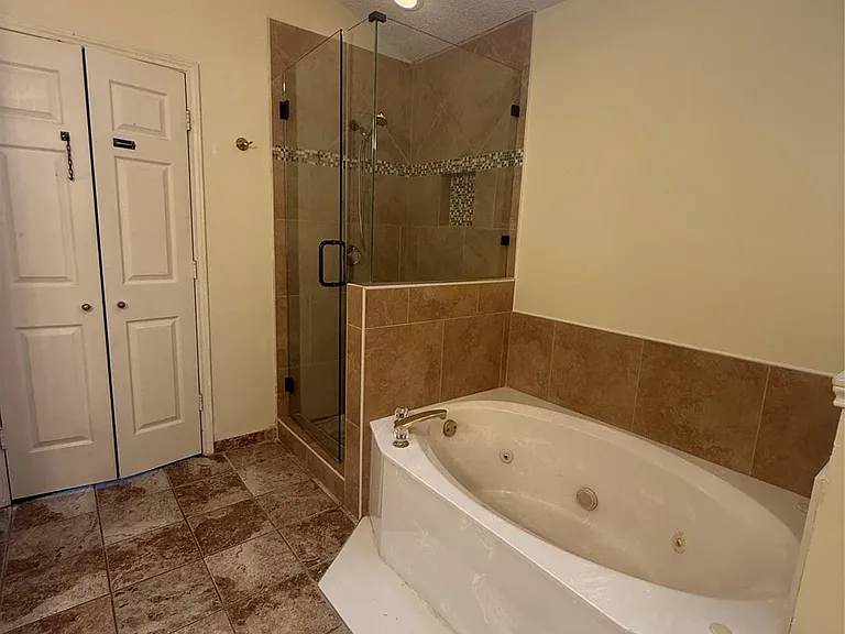 533 Raintree Cir — Photo 12