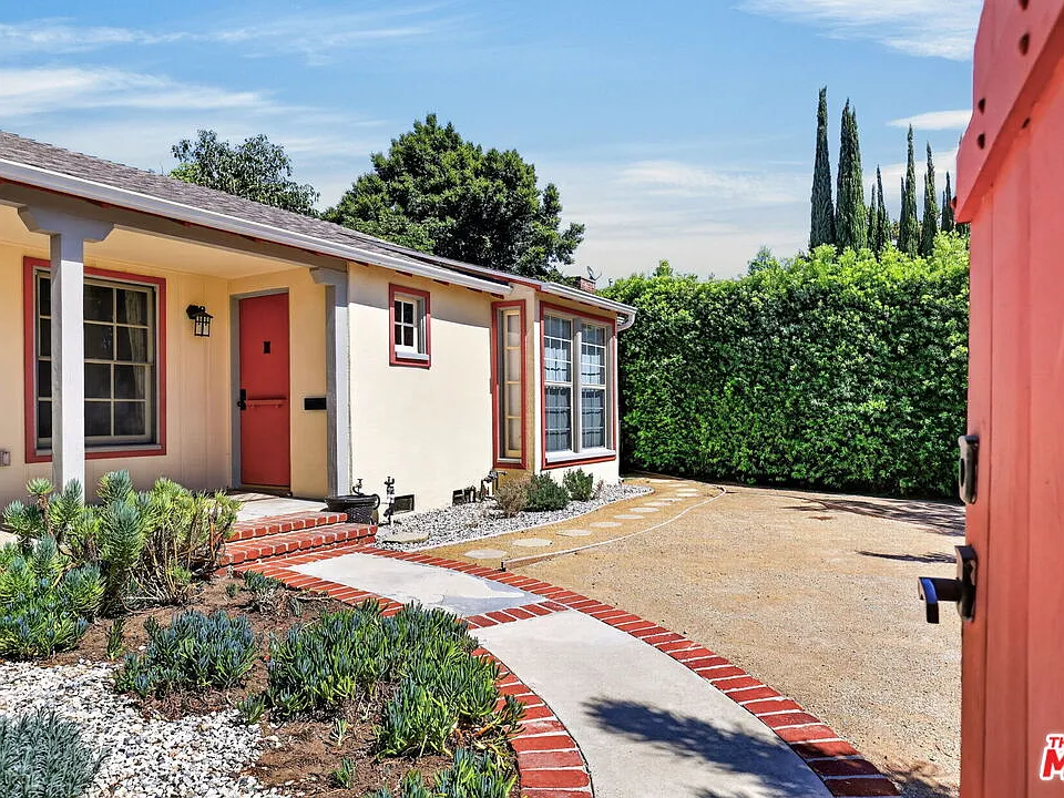12151 La Maida St