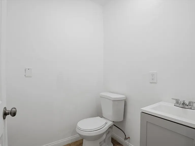 7542 White Oak Ave — Photo 12