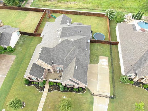 2nd image of 709 Crater Lake Cir