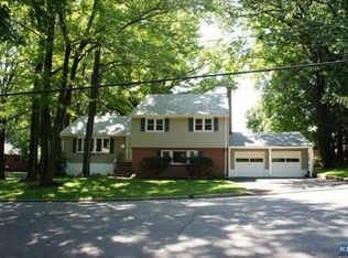 250 Glen Ct, Teaneck, NJ 07666