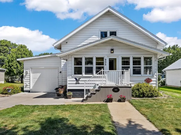 905 E 4th St, Vinton, IA 52349