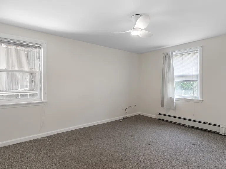 517 E Broadway — Photo 6