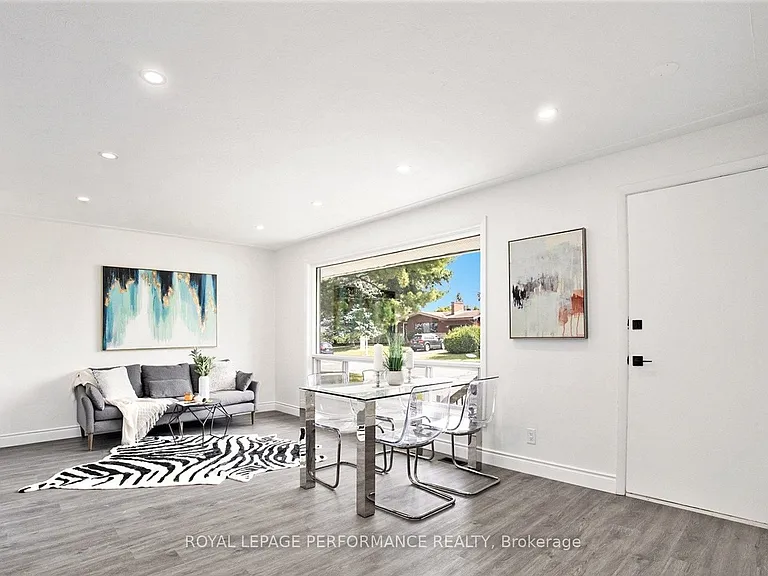 33 Majestic Dr — Photo 2