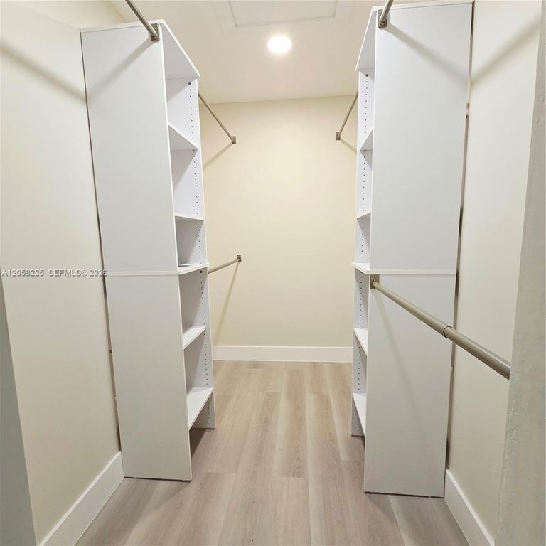 601 NE 1st St, photo 5