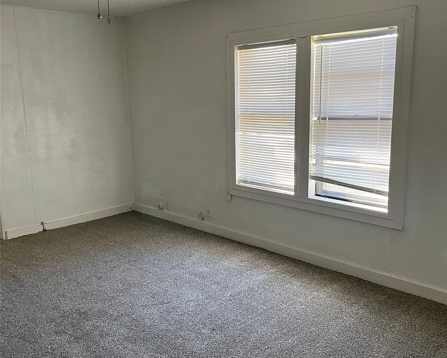 3 bed, 1.0 bath, 1056 sqft, $975 — Photo 3