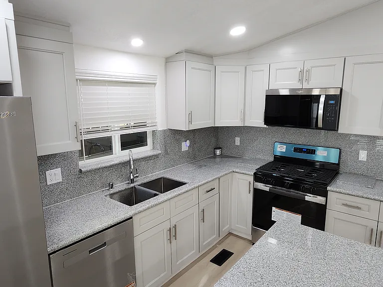 Rosedale Dr — Photo 9