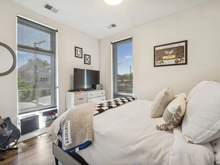 1045 W Cornelia — Photo 7