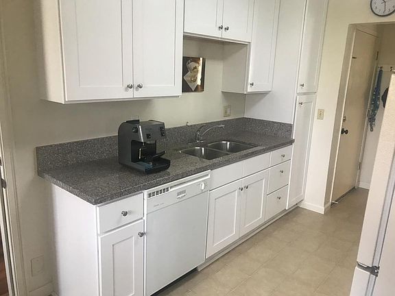 3rd image of 832 Hanover St #B3ab2701a