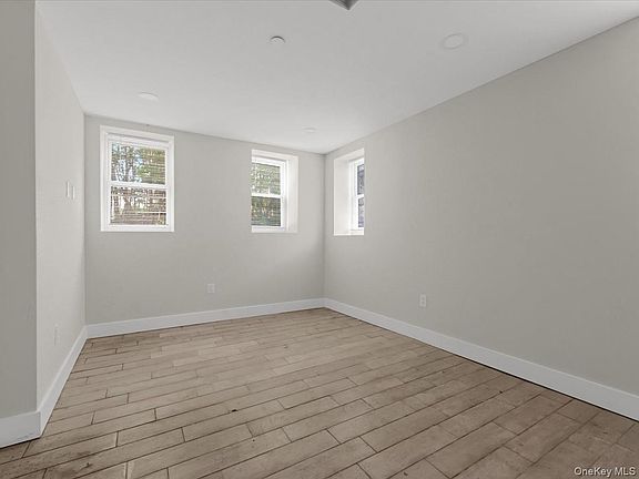 4th image of 1366 Balcom Ave APT 1