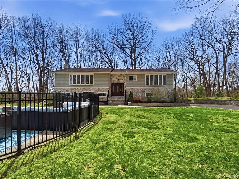 263 Oyster Bay Rd — Photo 3
