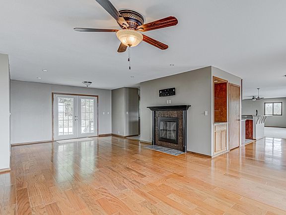 5th image of 10 Sherwood Cir