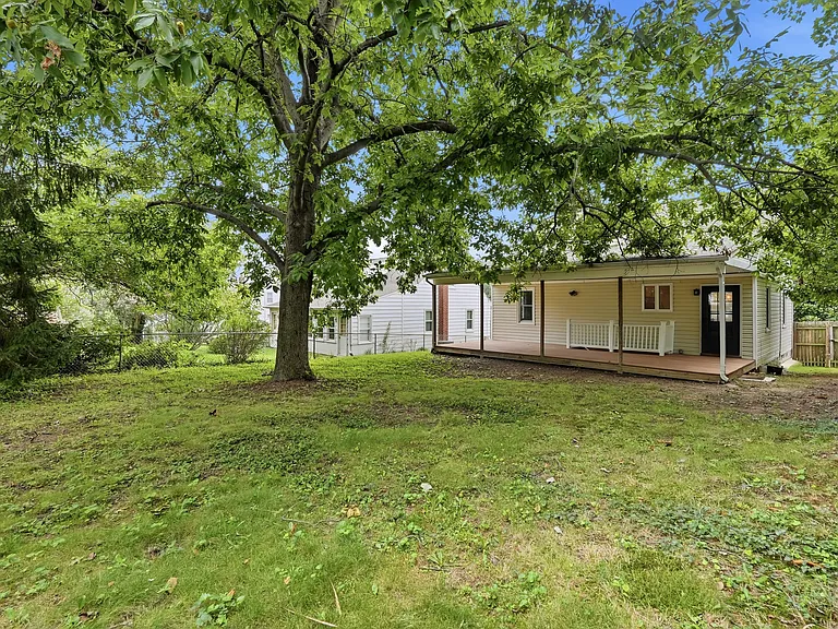 10 Birch Ave — Photo 39